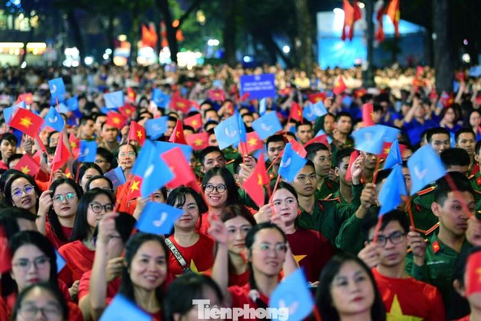 Đông đảo đoàn viên, thanh niên có mặt tại chương trình, hào hứng hòa mình vào không khí sôi động của đêm nhạc.