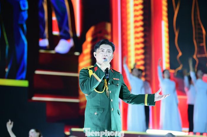Mở đầu là chương trình nghệ thuật chào mừng với chủ đề “70 năm tự hào truyền thống - Đoàn kết thanh niên - Tiên phong cống hiến - Kiến tạo tương lai”. Các tiết mục được dàn dựng liền mạch, tái hiện hành trình 70 năm trưởng thành, cống hiến của Hội LHTN Việt Nam trong dòng chảy lịch sử dân tộc.