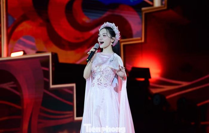 Nếu chương trình chào mừng khắc họa chiều sâu truyền thống bằng những ca khúc đi cùng năm tháng, chương trình nghệ thuật đặc biệt “Thanh niên Việt Nam - Khát vọng Việt Nam” khép lại chuỗi hoạt mang đến không gian âm nhạc trẻ trung, kết hợp các giai điệu về quê hương, đất nước với những ca khúc gần gũi với giới trẻ hiện nay.