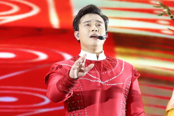 Nếu tiết mục trong chương trình được thể hiện bởi nhóm 8 nghệ sĩ, lần này Đông Hùng đảm nhận phần trình diễn solo, mang đến cách thể hiện riêng cho ca khúc gắn với âm hưởng cội nguồn và tình yêu quê hương.