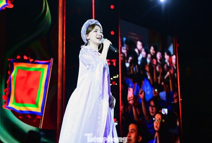 Sự xuất hiện của ca sĩ Hòa Minzy mang đến không khí sôi động cho chương trình với bản hit Bắc Bling. Cô và ca sĩ Đông Hùng sau đó cùng thể hiện ca khúc Sẽ chiến thắng, lan tỏa tinh thần lạc quan, ý chí vượt khó và niềm tin vào tương lai.