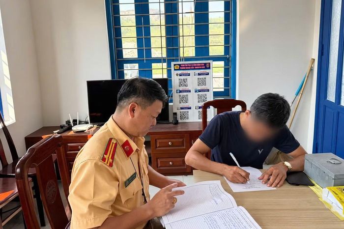 Lực lượng CSGT làm việc với tài xế B.Đ.H.