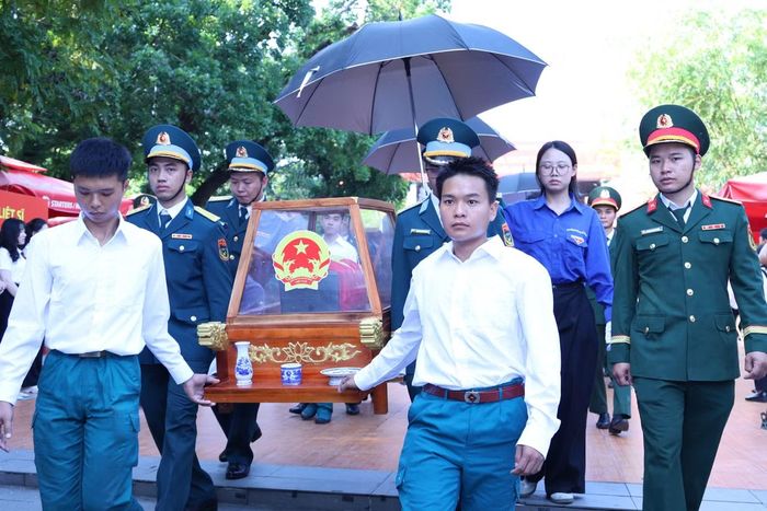  Các lực lượng thực hành di quách 731 hài cốt liệt sĩ lên xe và di chuyển từ Công viên văn hóa Lê Thị Riêng﻿ đến Nghĩa trang Liệt sĩ TPHCM (phường Long Bình) để an táng. 