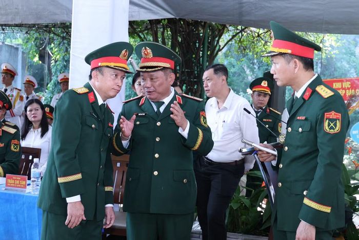 Ủy viên dự khuyết Trung ương Đảng, Phó Chủ tịch UBND TPHCM Nguyễn Mạnh Cường, Thiếu tướng Trần Chí Tâm - Phó Chính ủy Quân khu 7 cùng lãnh đạo Bộ Tư lệnh TPHCM có mặt chỉ đạo, điều phối công tác hiệp đồng.