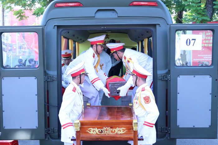 Theo Ban Chỉ đạo về tìm kiếm, quy tập và xác định danh tính hài cốt liệt sĩ TPHCM, Lễ viếng và Lễ truy điệu hài cốt liệt sĩ được tìm kiếm, quy tập tại Công viên văn hóa Lê Thị Riêng diễn ra sáng 14/10. Lúc 7h30 sẽ diễn ra Lễ dâng hoa, dâng hương tại Tượng đài cố Tổng Bí thư Trần Phú, Nhà bia liệt sĩ và các địa điểm trong Công viên văn hóa Lê Thị Riêng.