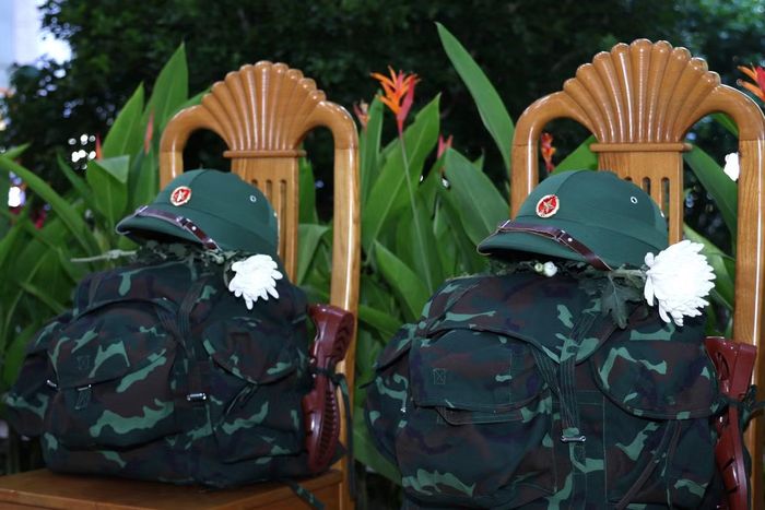 Ban Chỉ đạo thành phố đề nghị cấp ủy, chính quyền địa phương và Ban Chỉ huy quân sự các xã, phường trên địa bàn có tuyến đường đoàn xe đưa hài cốt liệt sĩ đi qua tổ chức tuyên truyền, vận động nhân dân sinh sống hai bên đường ra đứng tại khu vực vỉa hè để tiễn biệt các Anh hùng liệt sĩ. Nhân dân trên các tuyến đường đoàn đi qua cũng có thể cầm nhành hoa trắng, thành kính tiễn đưa các Anh hùng liệt sĩ về nơi an nghỉ cuối cùng. Ảnh: Ngô Tùng
