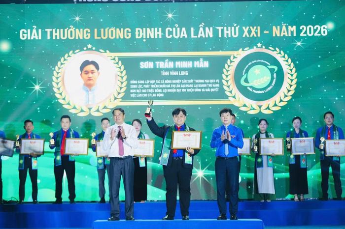 Minh Mẫn nhận giải thưởng Lương Định Của 2026.