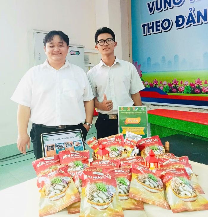 Minh Mẫn cùng cộng sự bên dự án viên súp bún nước lèo ăn liền.