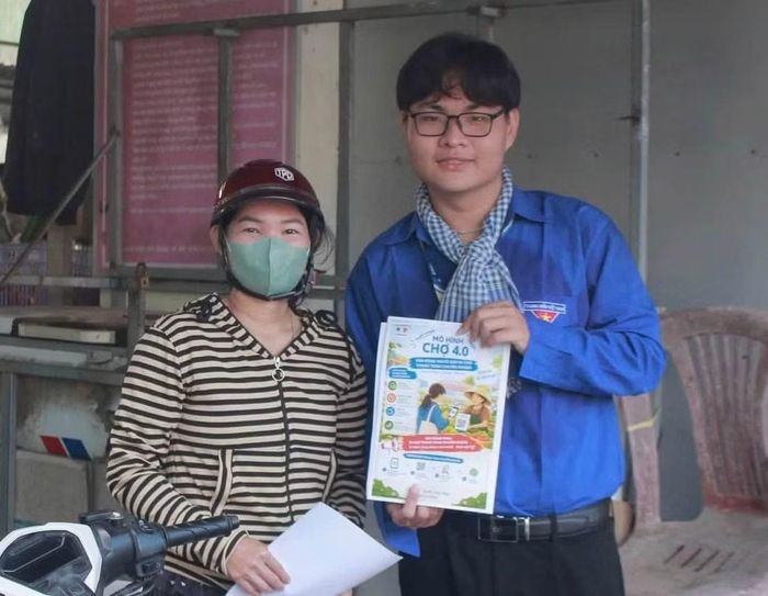 Tuổi trẻ Vĩnh Long tuyên truyền, hỗ trợ người dân, tiểu thương, hộ kinh doanh ứng dụng công nghệ số.