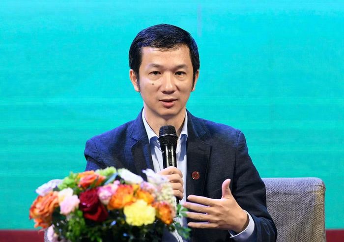 PGS.TS Phan Trần Trung Dũng, Trường Đại học Ngoại thương cảnh tỉnh các bạn sinh viên, giới trẻ về khả năng thao túng nạn nhân của các đối tượng lừa đảo. - Ảnh: Như Ý