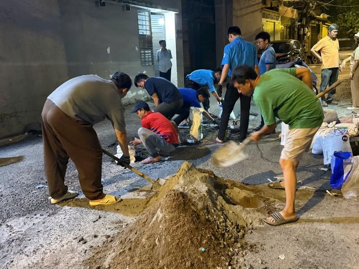 Việc làm tốt đẹp của các bạn trẻ đã thu hút người dân cùng tham gia.