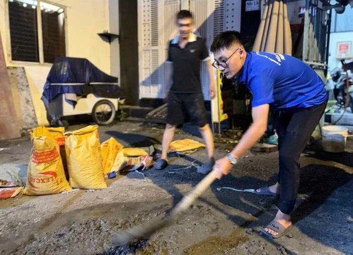 Các bạn trẻ thường thu xếp làm vào ban đêm, sau thời gian học tập, kiếm sống ban ngày.