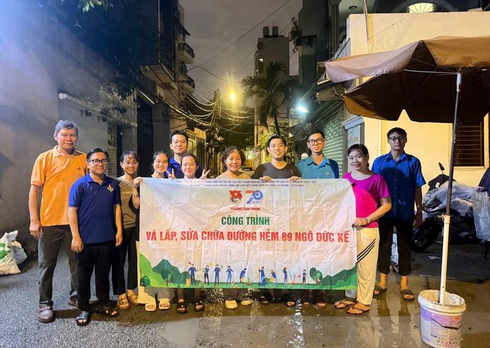 Tuổi trẻ phường Bình Thạnh (TPHCM) chung sức thực hiện công trình ý nghĩa chào mừng ngày truyền thống Hội Liên hiệp Thanh niên Việt Nam. Ảnh: NVCC
