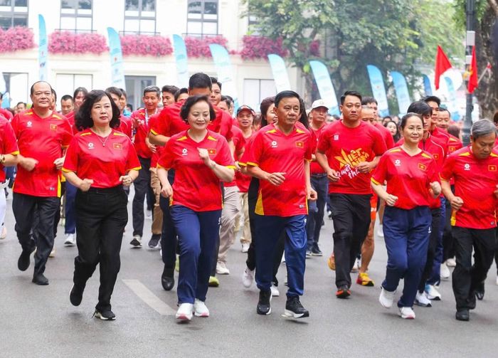 Lãnh đạo Đảng, Nhà nước chạy hưởng ứng trong buổi lễ phát động (Ảnh: Bùi Lượng)
