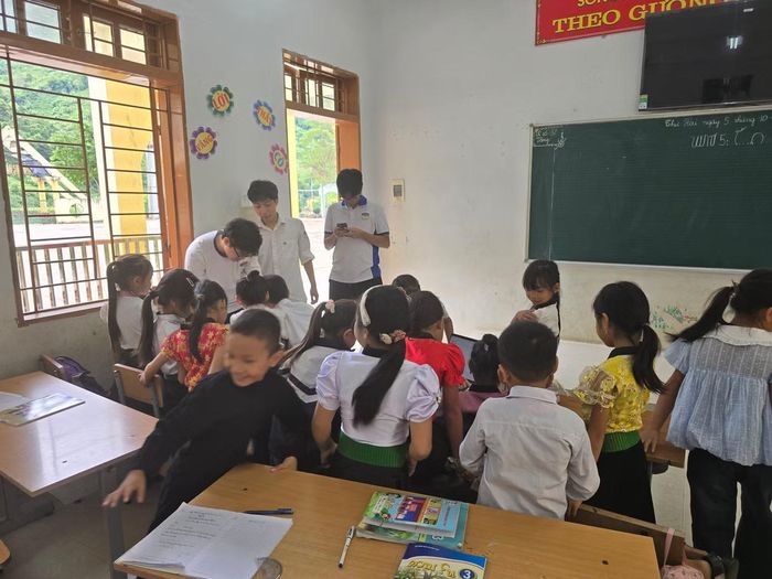 Nhóm học sinh hướng dẫn sử dụng các em học sinh ở lớp học tiếng Thái tại Trường TH và THCS Nậm Păm, Sơn La