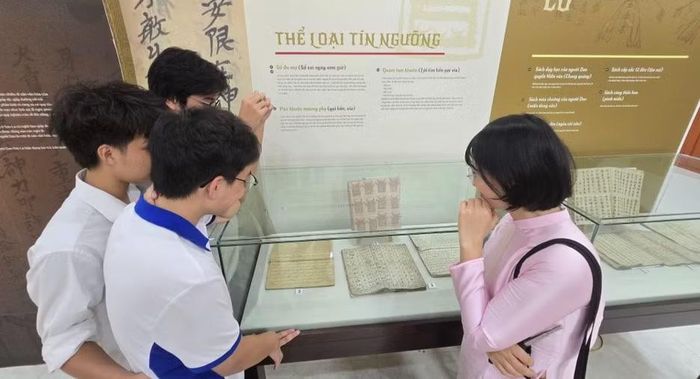 Các thành viên tìm hiểu tư liệu tiếng Thái cổ tại bảo tàng Sơn La