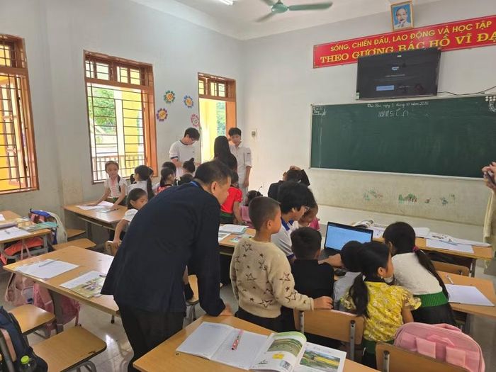 Nhóm học sinh tham gia buổi học tiếng Thái của các em Trường TH và THCS Nậm Păm