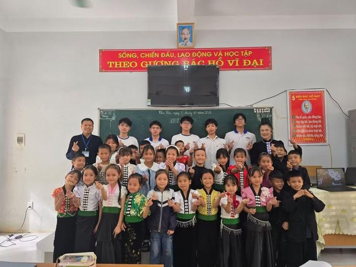 Chụp ảnh lưu niệm cùng học sinh