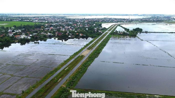 Theo báo cáo kiểm tra độc lập ngày 3/7/2023 tại 200 vị trí khảo sát trên tuyến Chợ Mai - Tân Mỹ, cao độ mặt đường đều thấp hơn thiết kế; chênh lệch lớn nhất lên tới 47,4 cm, tại vị trí Km1+597,45.