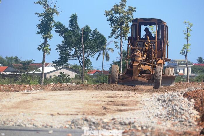 Máy móc, phương tiện được huy động đến các khu vực xảy ra sự cố trên tuyến để phục vụ thi công, đắp thêm dăm cấp phối, thảm nhựa bù lún.