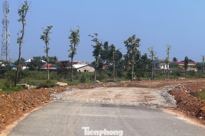 Tình trạng mặt đường thấp hơn cao độ thiết kế được ghi nhận từ giai đoạn thi công, kéo dài từ tháng 11/2022 đến tháng 6/2023. Kết quả kiểm tra cho thấy cả 200 vị trí khảo sát đều thấp hơn cao độ thiết kế.