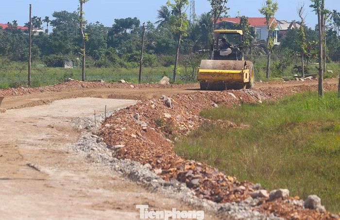  Tại một số đoạn, nhà thầu tháo dỡ﻿ bó vỉa, đắp lại lề đường bằng đất trên chiều dài khoảng 500 m ở cả hai bên. Công việc này được triển khai cùng quá trình xử lý các vị trí mặt đường lún bằng đắp dăm cấp phối, thảm nhựa. 
