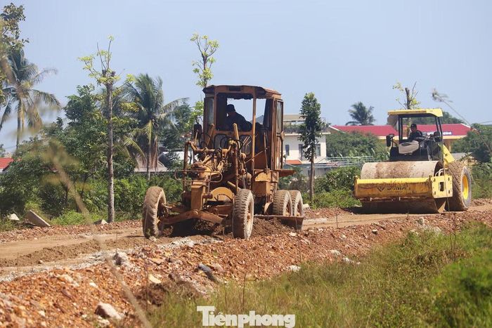  Từ tháng 11/2022 đến tháng 6/2023, mặt đường tiếp tục lún trung bình 7,7 cm; mức lún tăng thêm lớn nhất là 16,3 cm. Có 59/200 vị trí khảo sát lún thêm hơn 10 cm trong giai đoạn này. Trong ảnh, đơn vị thi công tranh thủ thời tiết khô ráo để xử lý các điểm lún﻿. 
