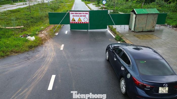  Việc rào chắn để thi công bù lún﻿ khiến các phương tiện không thể lưu thông qua đoạn đường đang sửa chữa. 