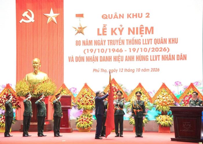 Tổng Bí thư, Chủ tịch nước Tô Lâm trao tặng danh hiệu Anh hùng LLVT Nhân dân cho Quân khu 2.
