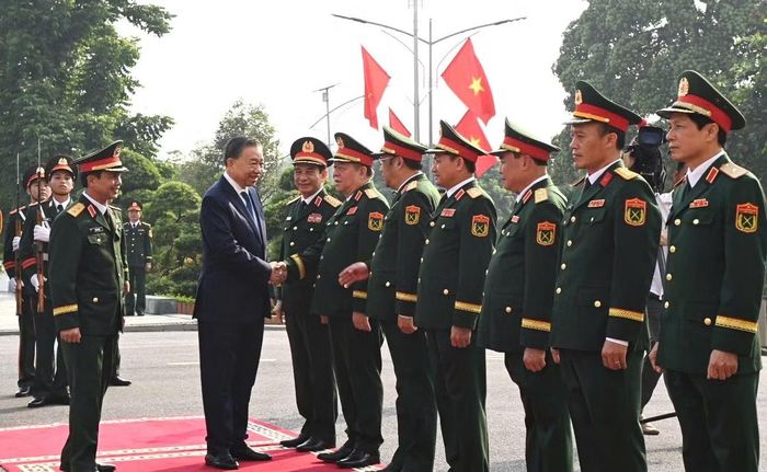 Cán bộ, chỉ huy Bộ Tư lệnh Quân khu 2 đón Tổng Bí thư, Chủ tịch nước Tô Lâm đến dự lễ kỷ niệm.