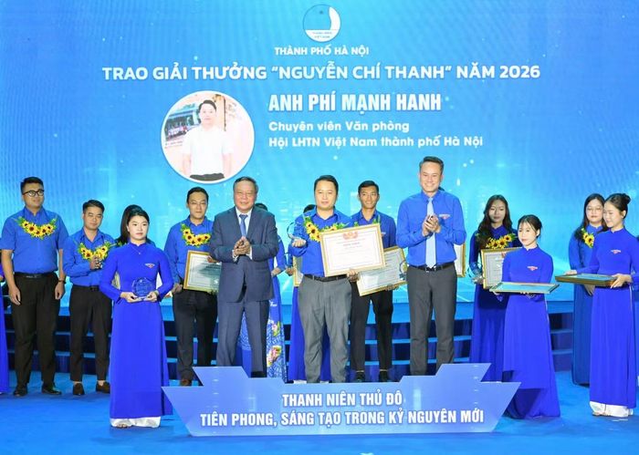 Bí thư T.Ư Đoàn, Chủ tịch T.Ư Hội LHTN Việt Nam Nguyễn Kim Quy và Phó Bí thư thường trực Thành ủy Hà Nội Nguyễn Văn Phong trao giải thưởng Nguyễn Chí Thanh tới gương tiêu biểu. Ảnh: P.Linh