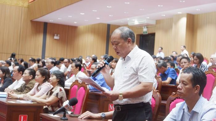 Cử tri Đà Nẵng nêu câu hỏi tại buổi tiếp xúc.