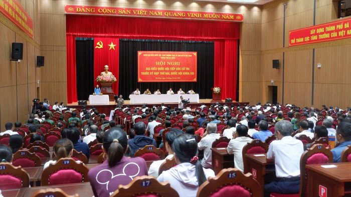 Quang cảnh buổi tiếp xúc cử tri.