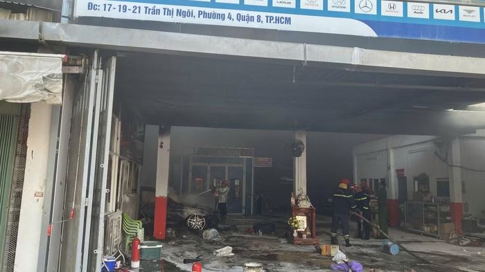 Lực lượng Cảnh sát PCCC đã nhanh chóng có mặt, triển khai các vòi phun nước và bọt chuyên dụng để khống chế ngọn lửa