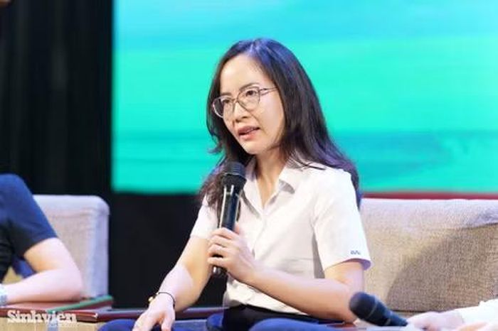 PGS. TS Nguyễn Bích Ngân cho rằng, số dư tài khoản giảm xuống không tạo cảm giác rõ ràng như thấy tiền trong ví vơi đi.