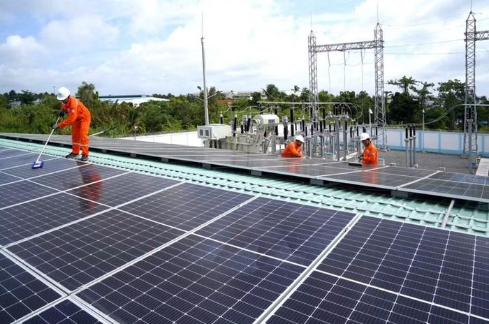 TPHCM khuyến khích cơ sở sản xuất, người dân lắp hệ thống điện mặt trời mái nhà. Ảnh: EVNSPC