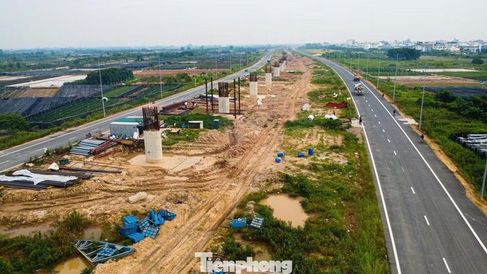 Hai dải đường song hành đã hiện rõ, trong khi khu vực giữa tuyến vẫn đang được thi công.