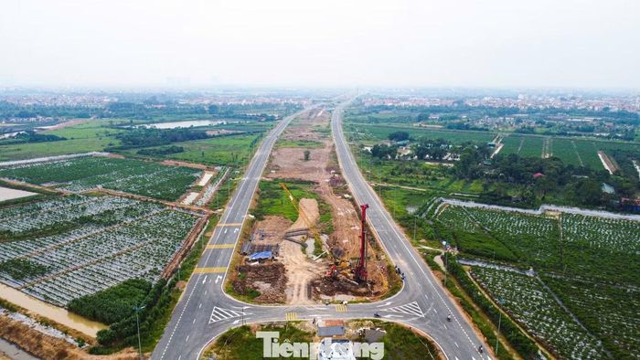 Từ trên cao, đường song hành Vành đai 4 hiện rõ giữa các khu dân cư và đồng ruộng ngoại thành Hà Nội. Khi hoàn thành, tuyến đường được kỳ vọng tăng khả năng kết nối và giảm áp lực giao thông trên các trục đường hiện hữu.