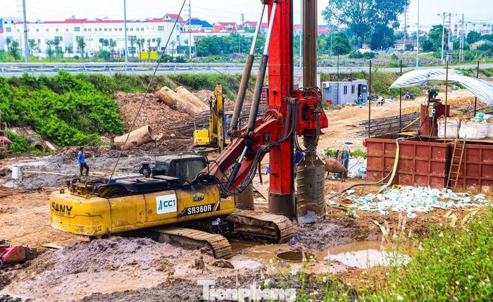 Máy móc hoạt động tại công trường, phục vụ thi công các hạng mục còn lại và hoàn thiện những vị trí kết nối với đường dân sinh.