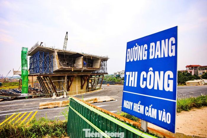Rào chắn và biển cảnh báo được bố trí tại một số vị trí đang thi công trên tuyến.