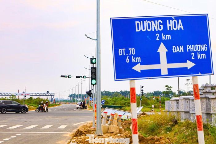 Biển chỉ dẫn, đèn tín hiệu giao thông và vạch kẻ đường đã được lắp đặt tại một số nút giao trên tuyến.