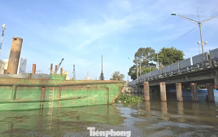  Cầu Bình Thủy đang được tháo dỡ để thi công cầu mới, thuộc dự án nâng cấp mở rộng 7km Quốc lộ 91﻿. Nơi đây dự kiến sẽ có âu thuyền để kiểm soát ngập úng cho khu vực bên trong. 