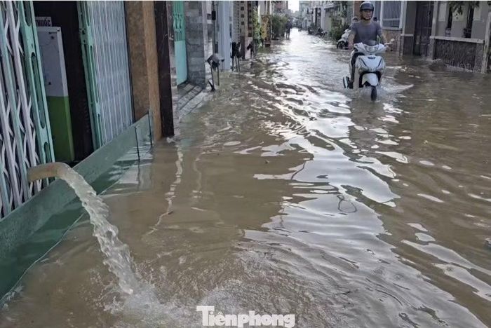 Theo lãnh đạo TP. Cần Thơ, tình trạng ngập úng xuất phát từ nhiều nguyên nhân, kết hợp giữa thiên nhiên với hạ tầng chưa đồng bộ, tình trạng tắc cống do rác. Thành phố đã yêu cầu các sở ngành, địa phương tăng cường kiểm tra, giám sát, đẩy mạnh thu gom rác thải, đảm bảo khơi thông dòng chảy, gia cố các vị trí đê bao xung yếu.