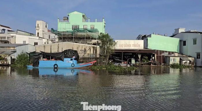 Khu vực Đình Bình Thủy và chợ Bình Thủy nằm gần ngã ba sông Hậu và sông Bình Thủy, thường xuyên bị ngập do triều cường. Về lâu dài, TP. Cần Thơ đang tập trung triển khai các đồ án quy hoạch cao độ nền, hệ thống thoát nước và các dự án trọng điểm. Trong đó, đang tổng hợp báo cáo Trung ương đề nghị hỗ trợ hệ thống chống ngập vốn khoảng 6.000 tỷ đồng.