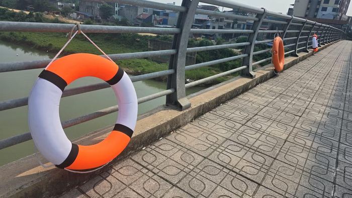 Phao cứu sinh được lắp đặt tại hai bên lan can cầu Bến Tượng