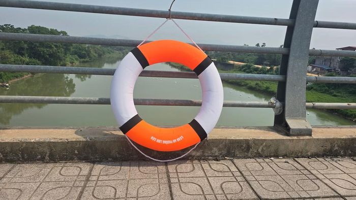 Phao cứu hộ tại khu vực cầu Bến Tượng