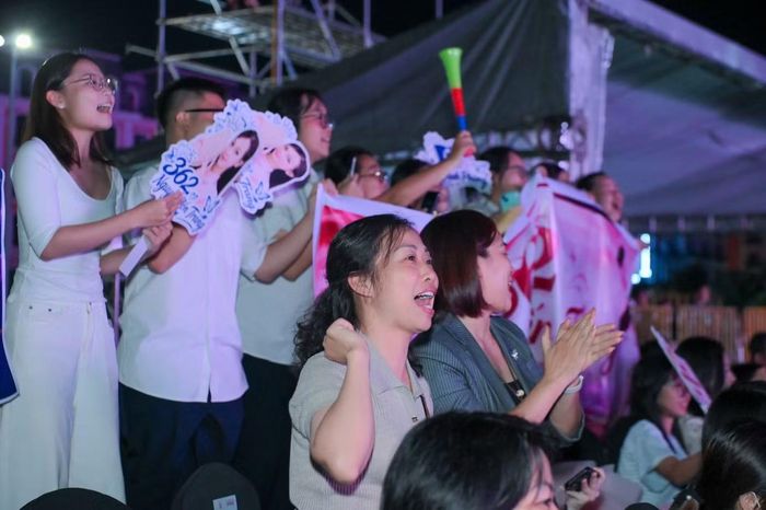 Dì của Yến Trang cho biết gia đình hạnh phúc khi được chứng kiến cháu gái xuất hiện trên sân khấu lớn. Theo bà cuộc thi Hoa hậu Việt Nam giúp Yến Trang trưởng thành, tự tin và chuyên nghiệp hơn.