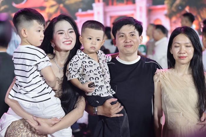 Bạn bè, người thân lên sân khấu chia sẻ niềm vui với những thí sinh vào chung kết và an ủi các cô gái phải dừng lại.
