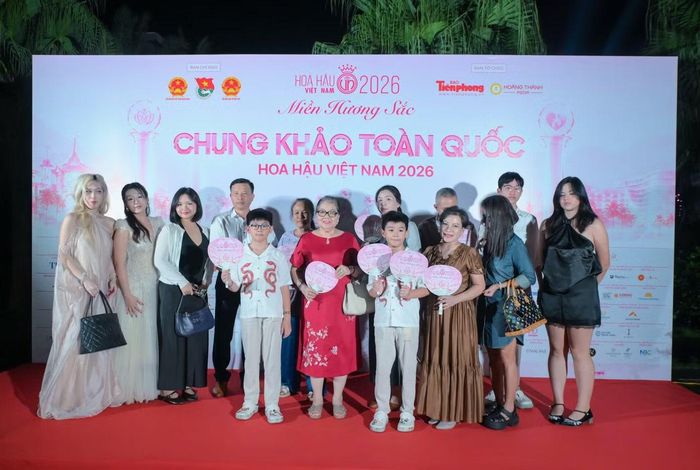 Mẹ thí sinh Trần Xuân Khánh Linh từng có suy nghĩ tương tự. Bà không đồng ý khi con muốn thi hoa hậu vì cho rằng con không phù hợp. Thế nhưng, những câu chuyện Khánh Linh kể về các chuyến đi, hoạt động tìm hiểu lịch sử, văn hóa và những bài học kỹ năng khiến bà bất ngờ.