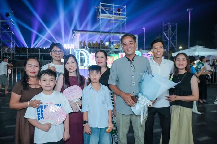 Ông Cao Hồng Do - bố thí sinh Cao Trần Tú Anh - từ TPHCM ra Hải Phòng theo dõi đêm chung khảo. Ông cho biết ban đầu không ủng hộ con gái thi hoa hậu. Sau hai tháng, chứng kiến sự trưởng thành của Tú Anh, ông nhận thấy hành trình này thực sự đáng giá.